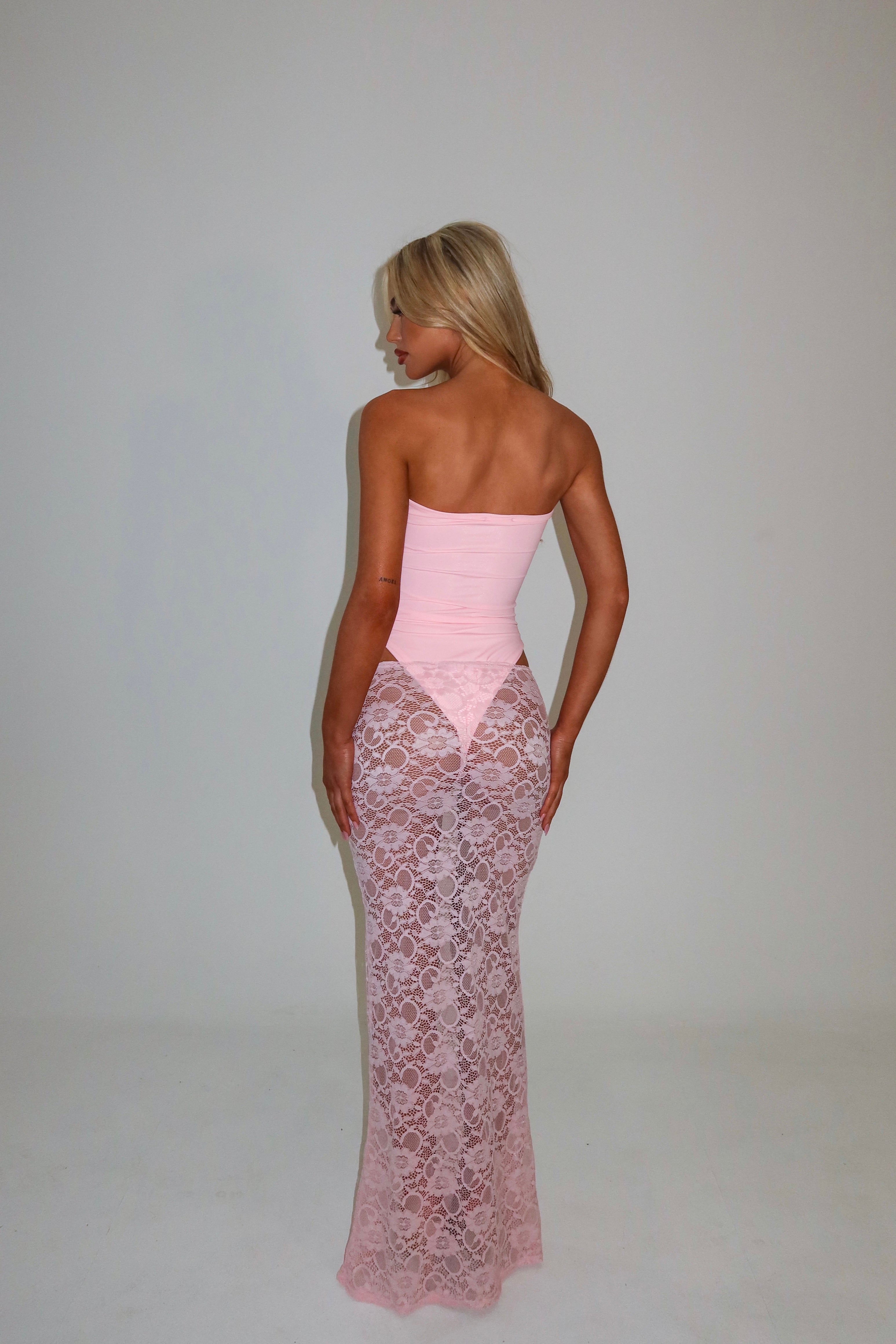 The lace maxi skirt - milkshake pink