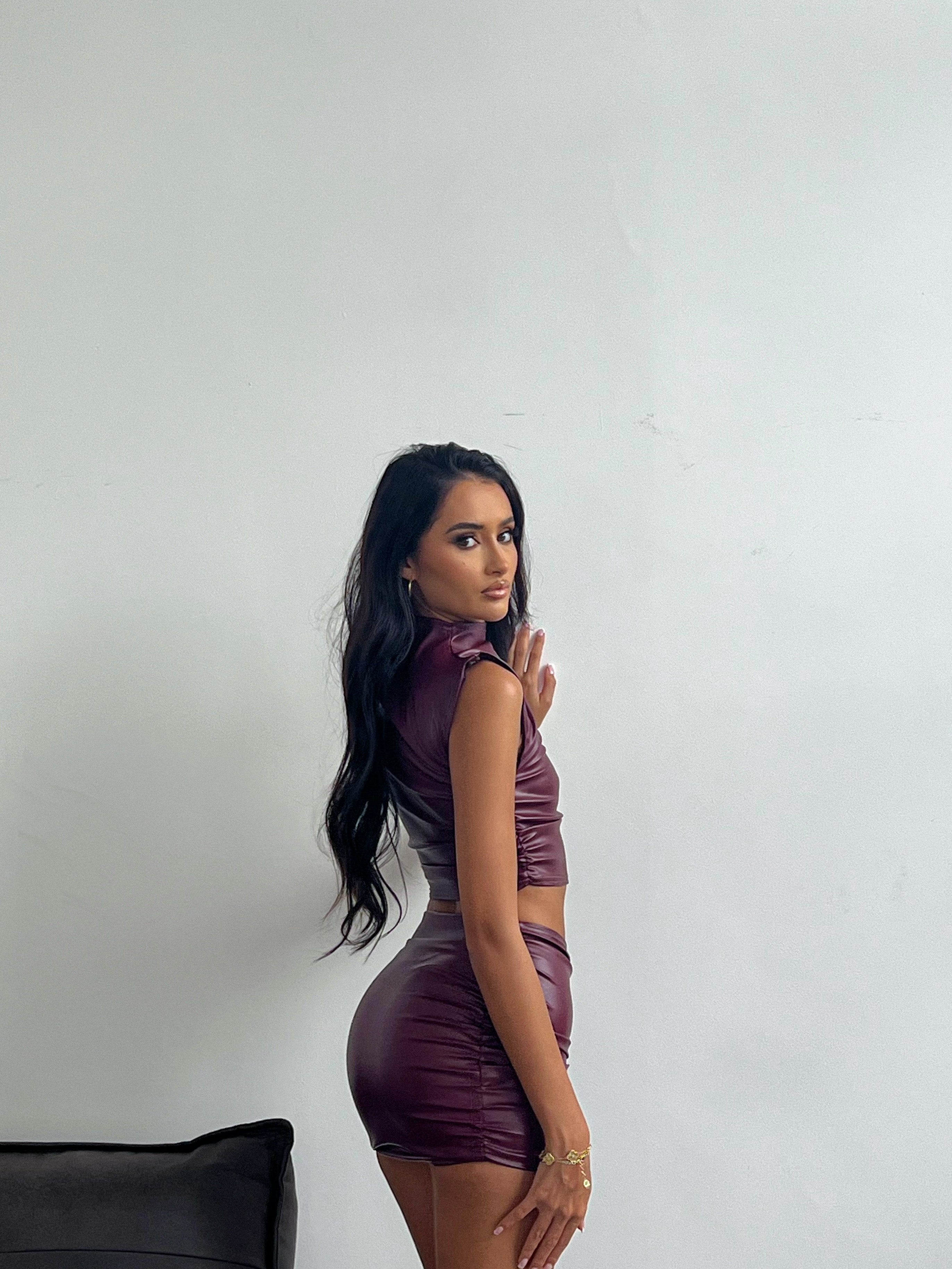 The ruched leather mini skirt - plum