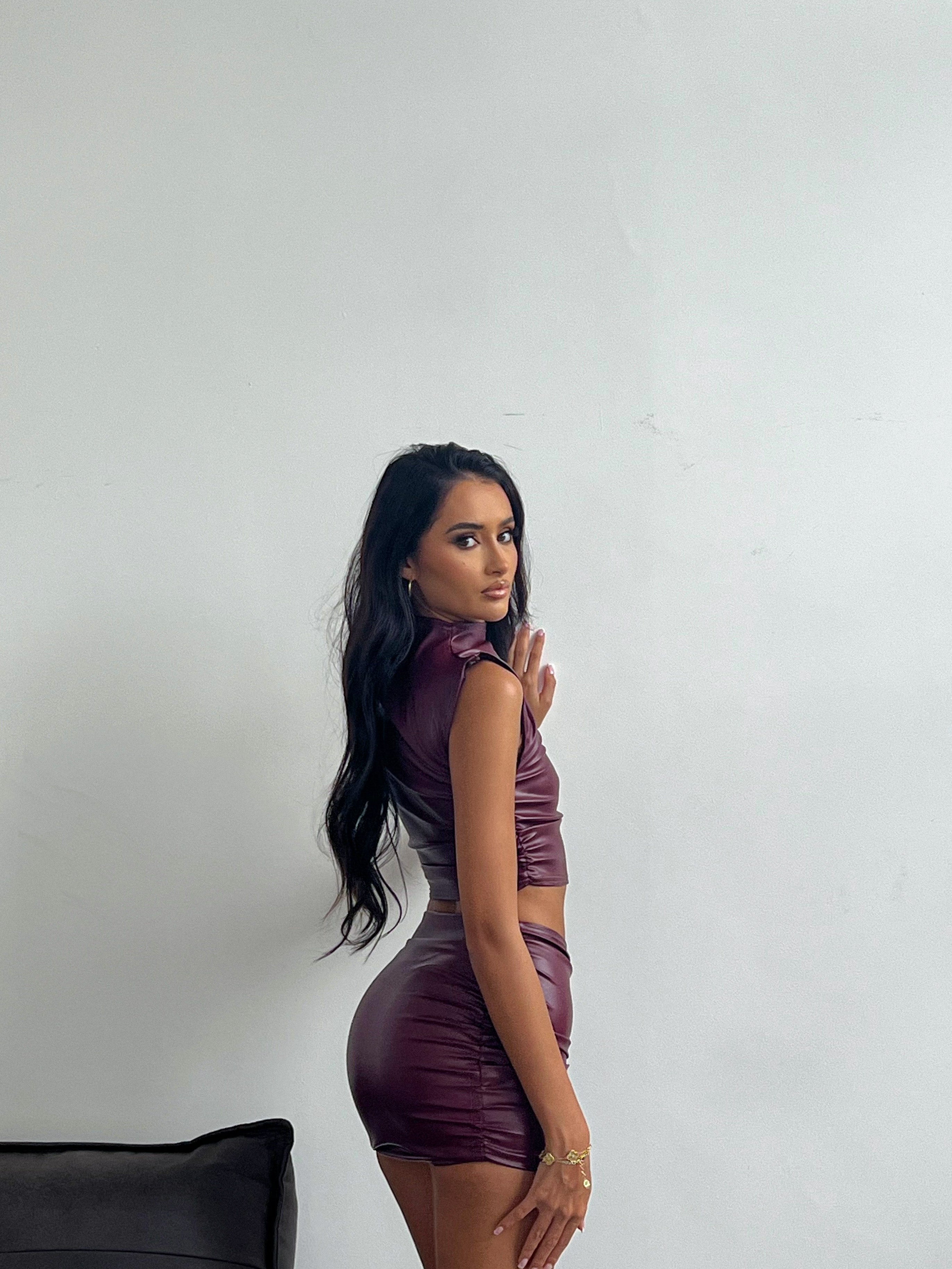 The high neck leather crop top - plum