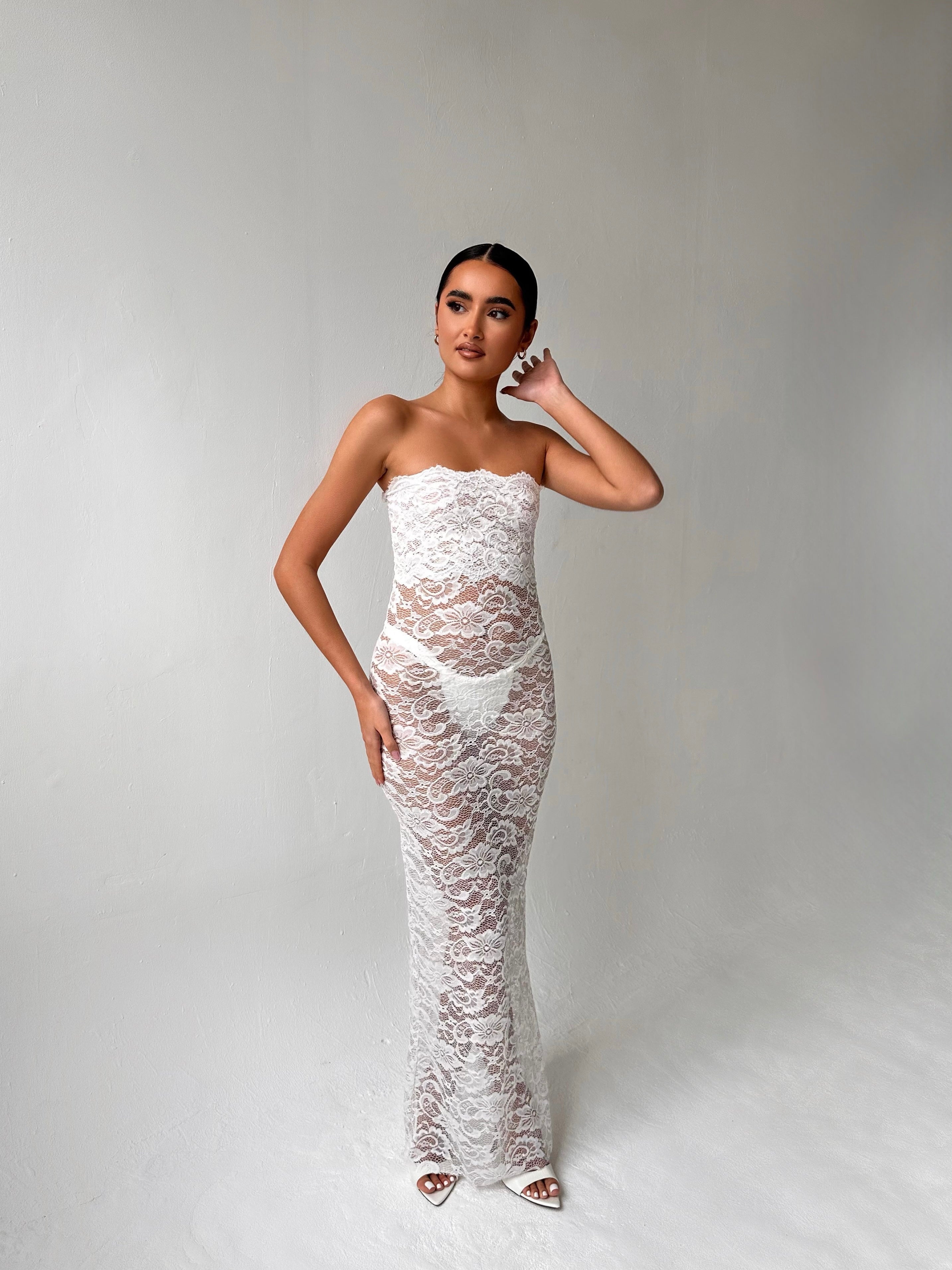 The scallop lace maxi dress - white