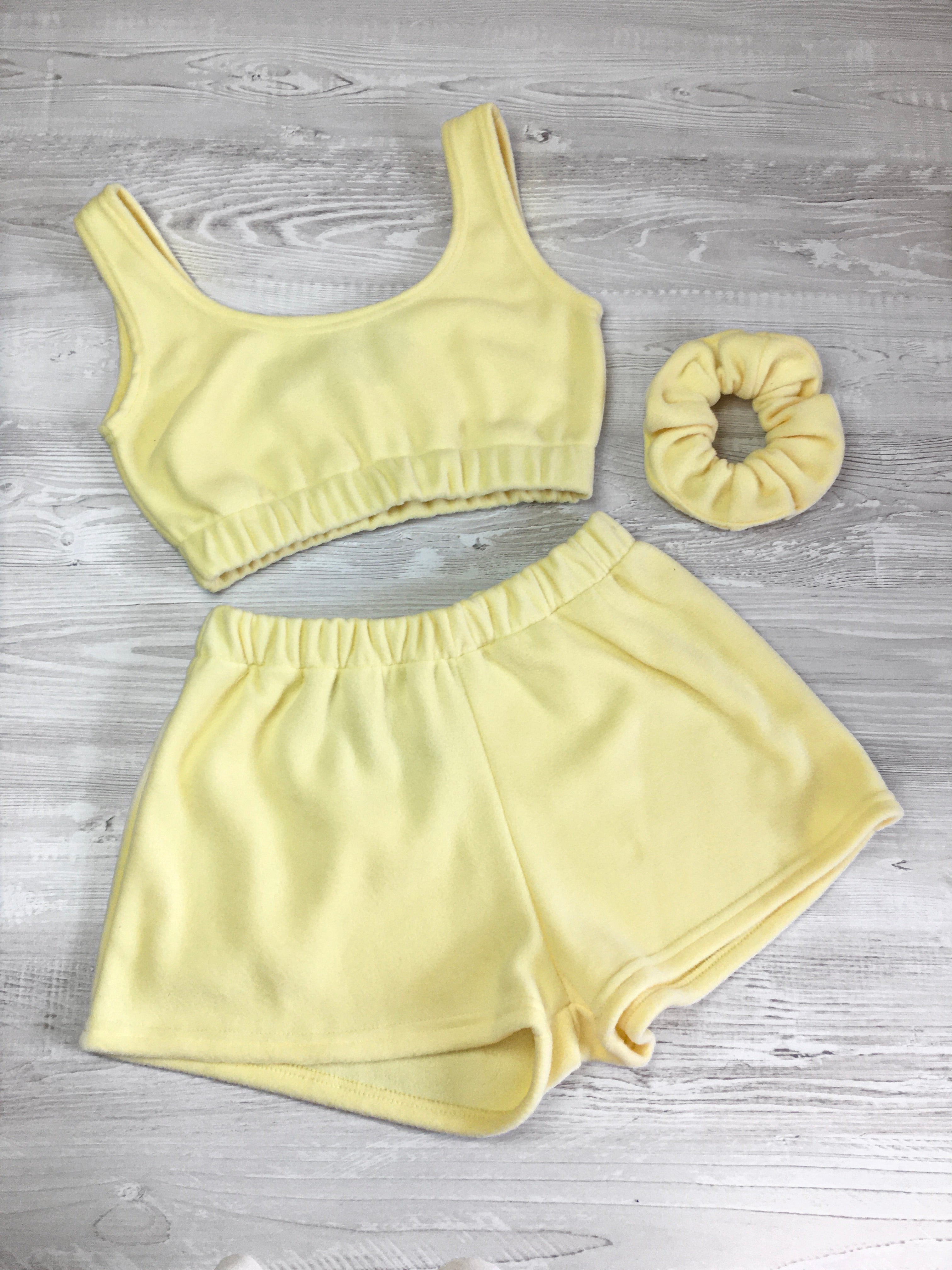 Fleece scrunched shorts in lemon